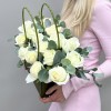 15 белых роз в большой сумочке MIX